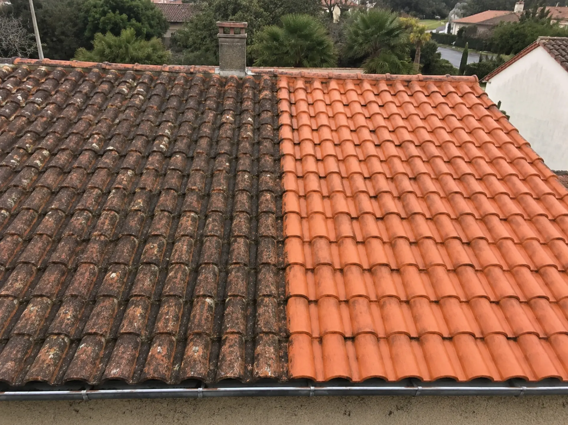 Comparatif avant/après d’un nettoyage de toiture en tuiles réalisé à Maubeuge