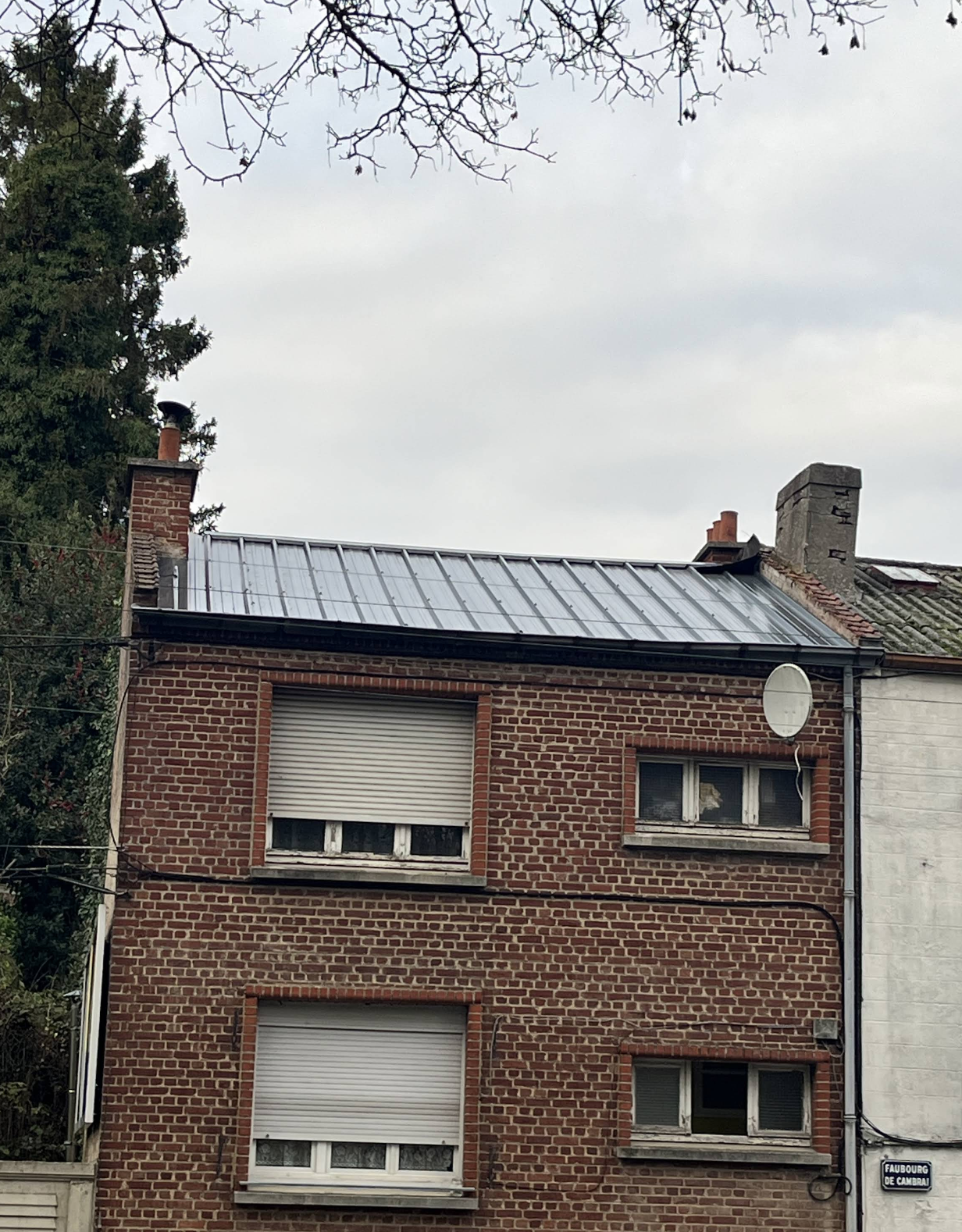 Toiture métallique rénovée sur maison en briques