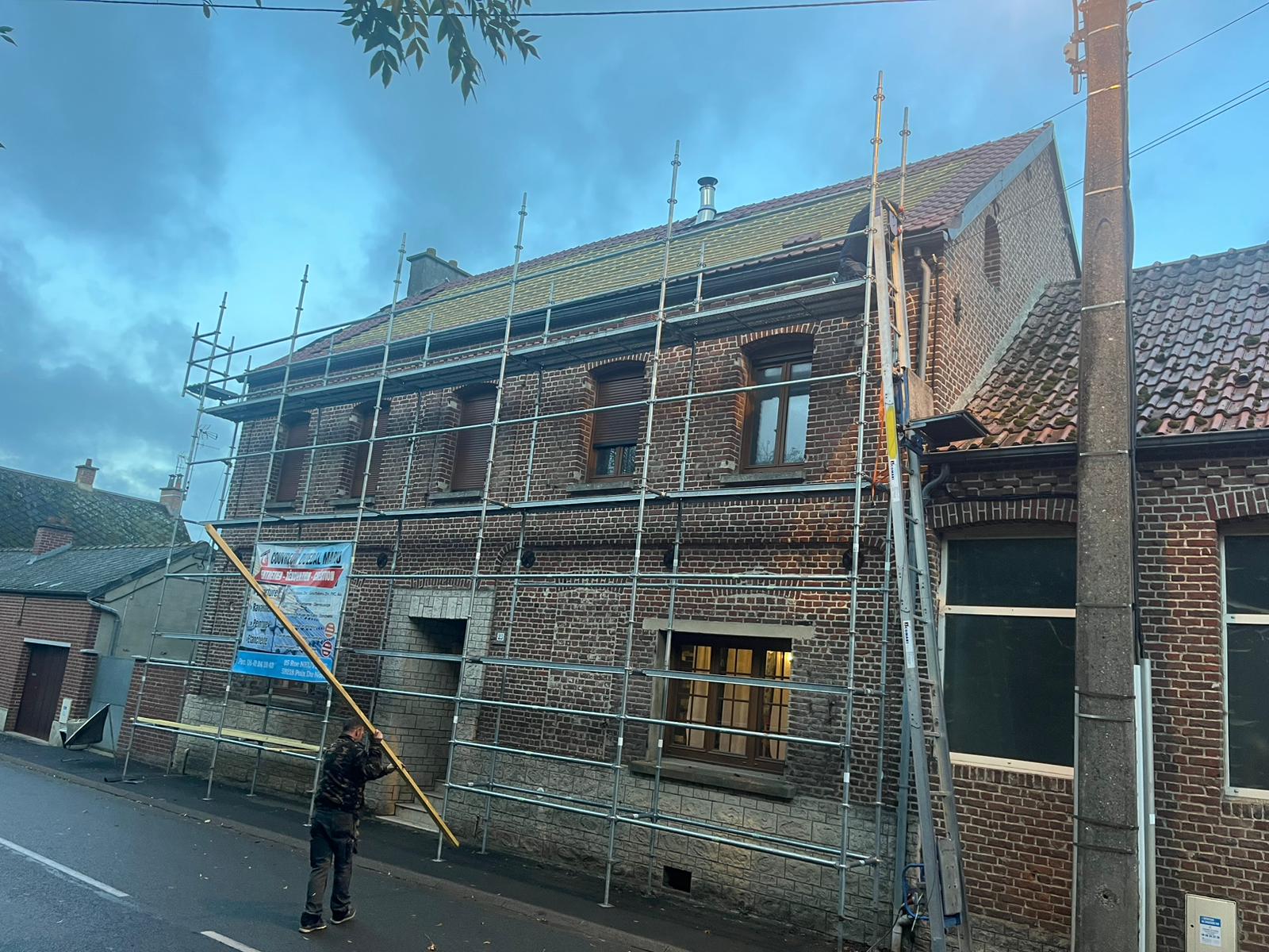Rénovation d’une toiture avec échafaudage sur une maison ancienne à Valenciennes