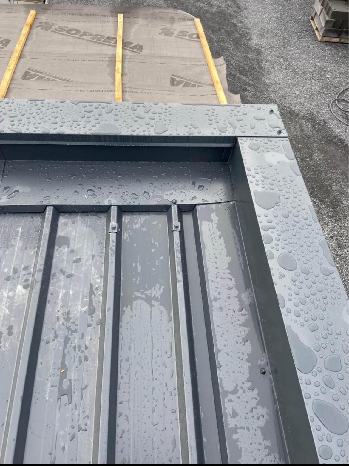 Couvertine et relevé zinc anthracite en cours de pose sur une toiture à Maubeuge