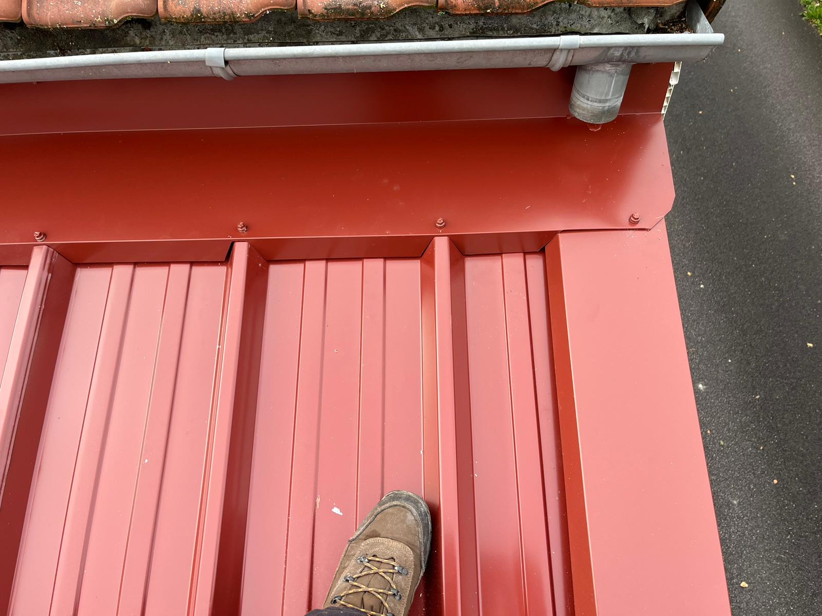 Raccord entre une gouttière existante et une toiture bac acier rouge à Valenciennes