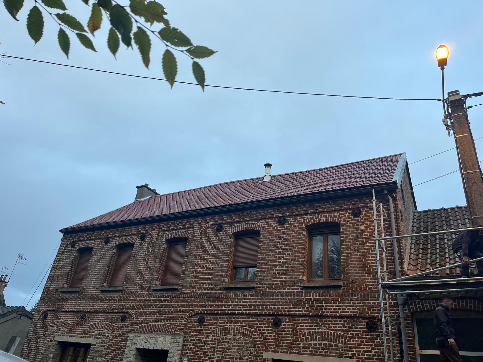Toiture neuve en tuiles terre cuite posée sur une maison en briques à Cambrai